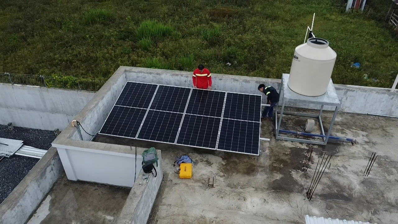 Nueva instalación de paneles solares en Poptún, Petén
